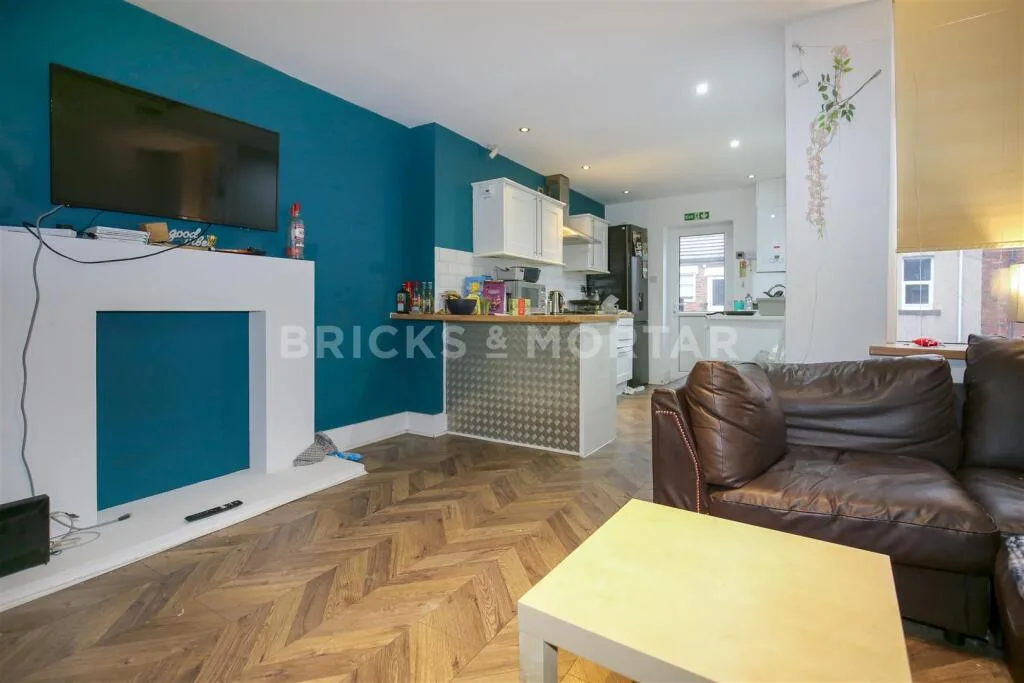 6 bedroom maisonette for rent