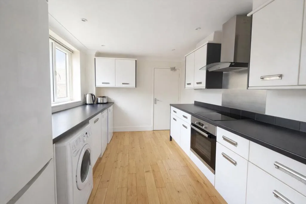 6 bedroom maisonette for rent