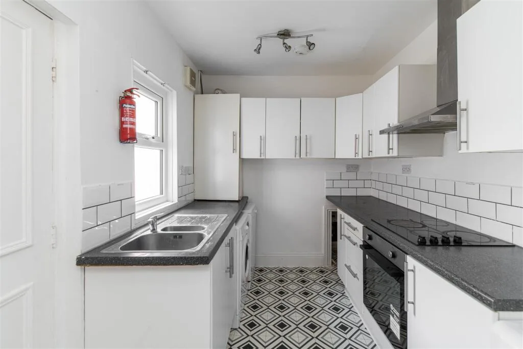 6 bedroom terraced house for rent