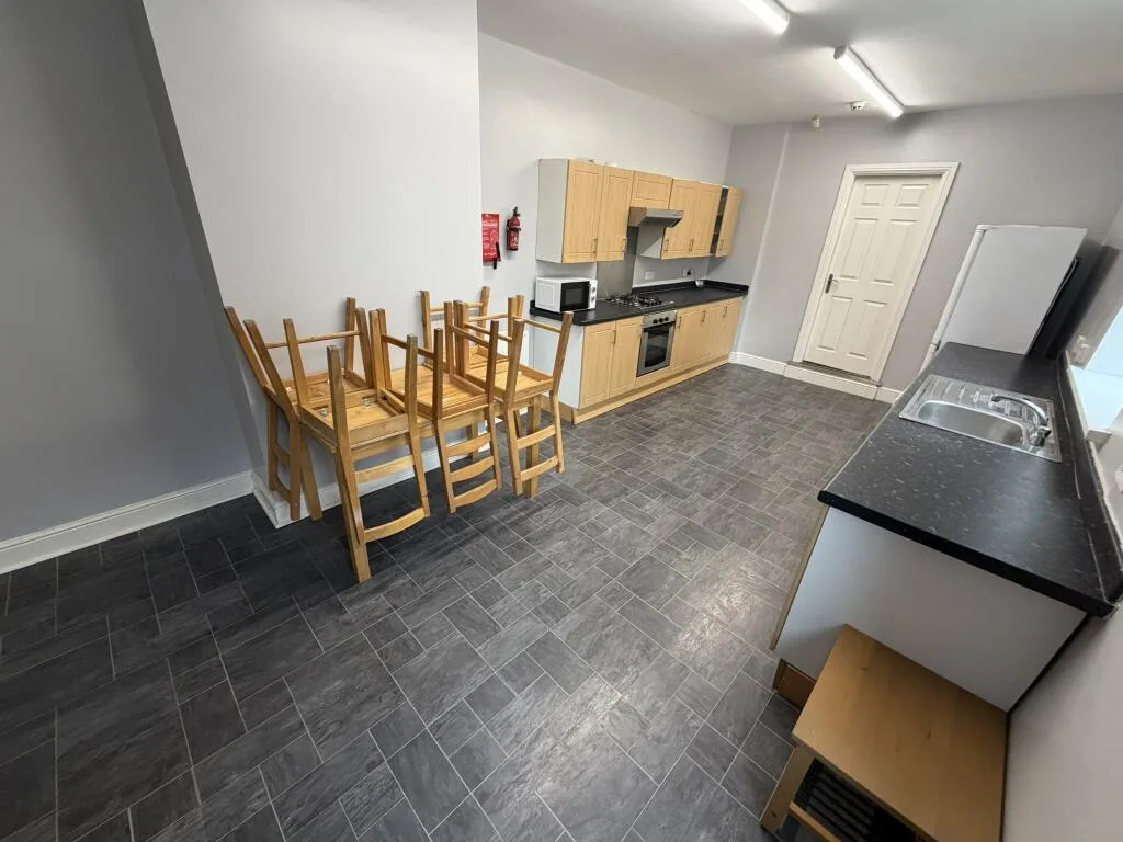 6 bedroom terraced house for rent