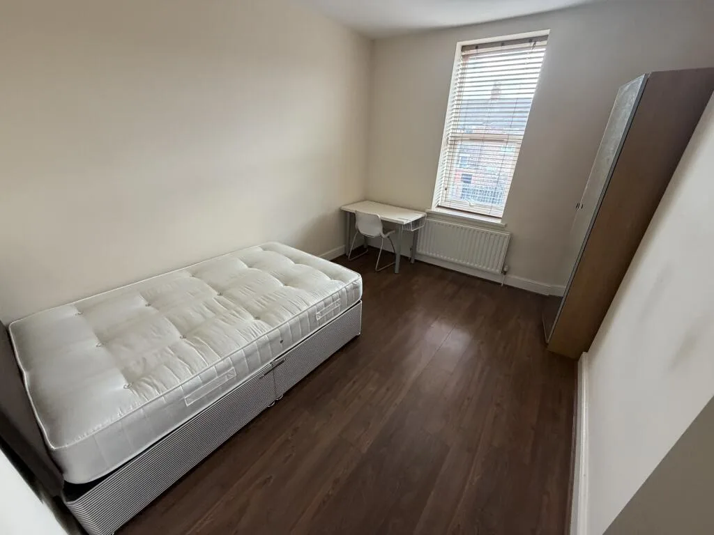 6 bedroom terraced house for rent