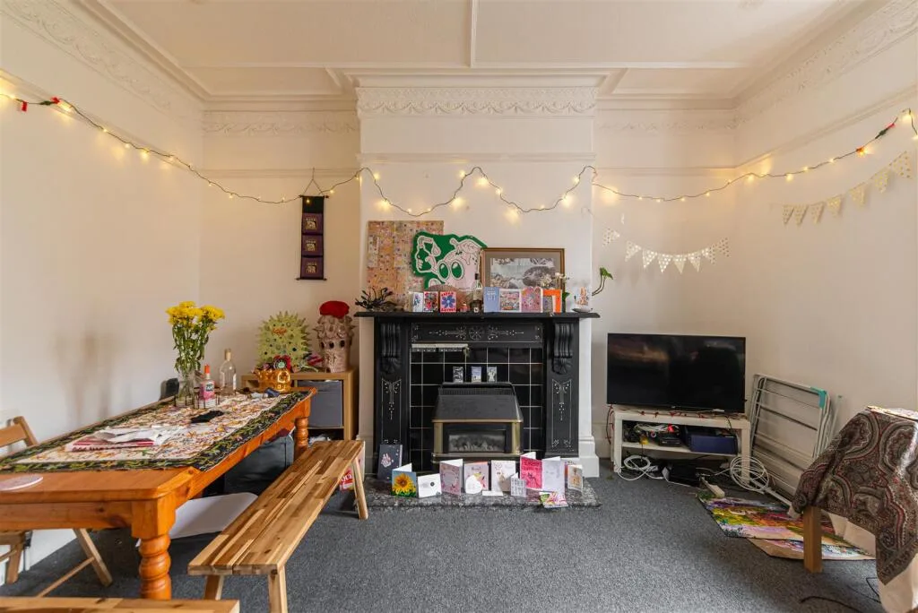 6 bedroom terraced house for rent