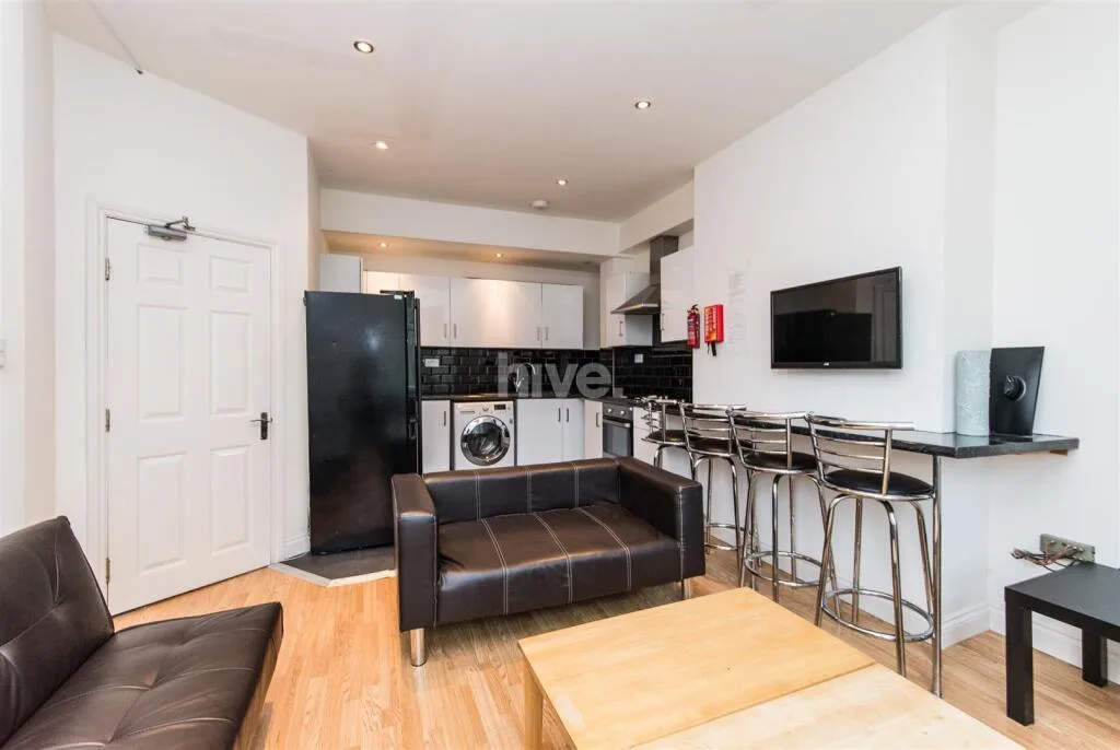 6 bedroom maisonette for rent