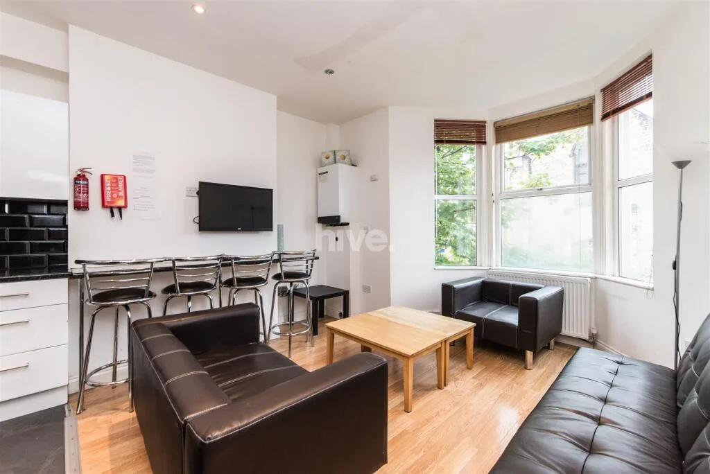 6 bedroom maisonette for rent