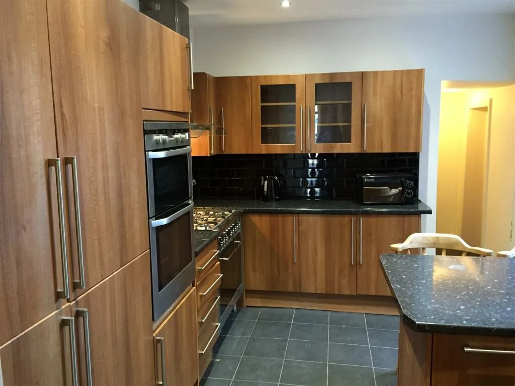 6 bedroom terraced house for rent