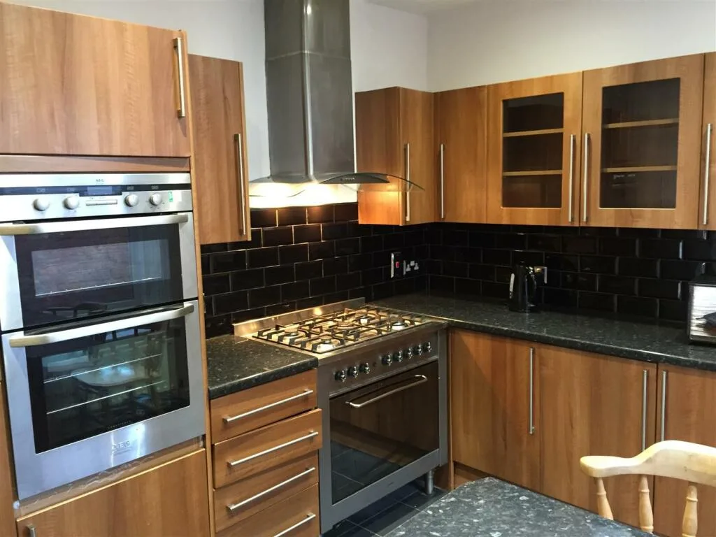 6 bedroom terraced house for rent