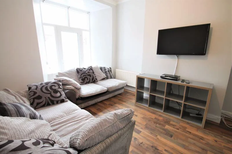 6 bedroom terraced house for rent