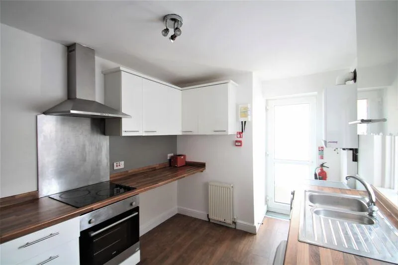 6 bedroom terraced house for rent