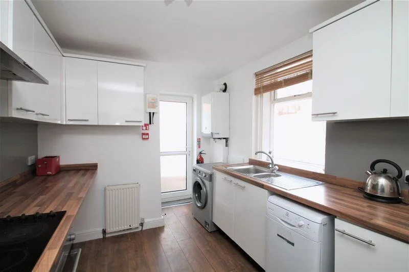 6 bedroom terraced house for rent
