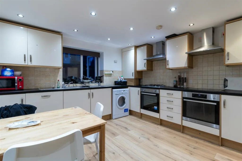 8 bedroom house for rent