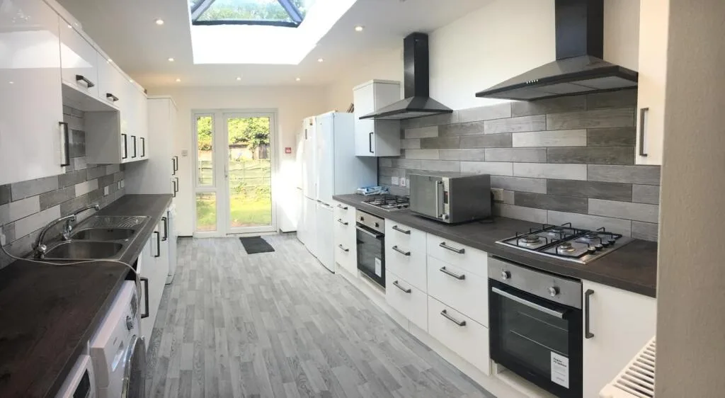 9 bedroom semi-detached house for rent