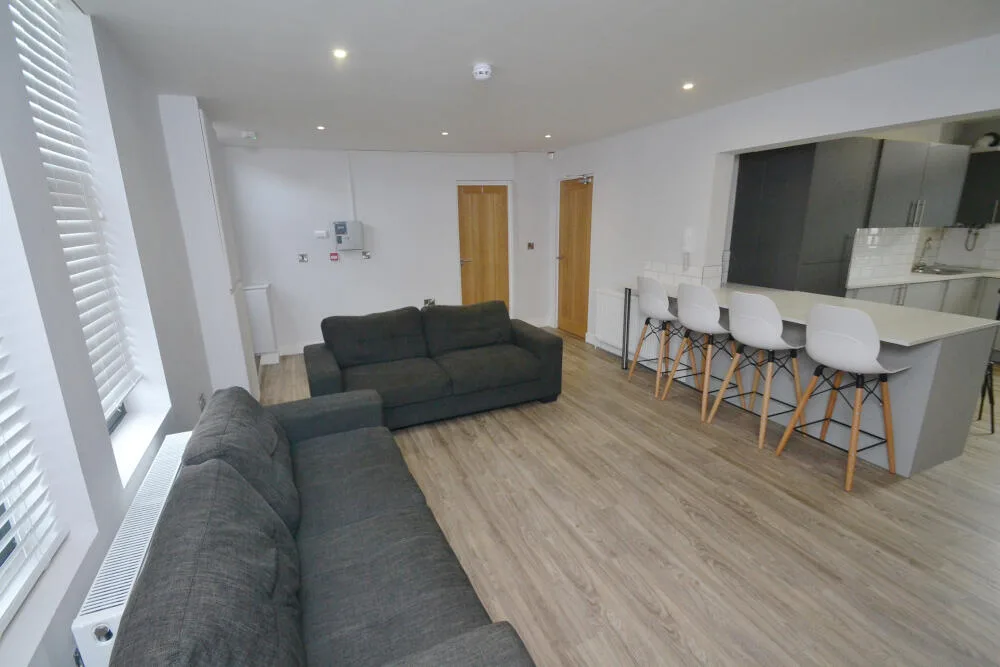 6 bedroom flat for rent