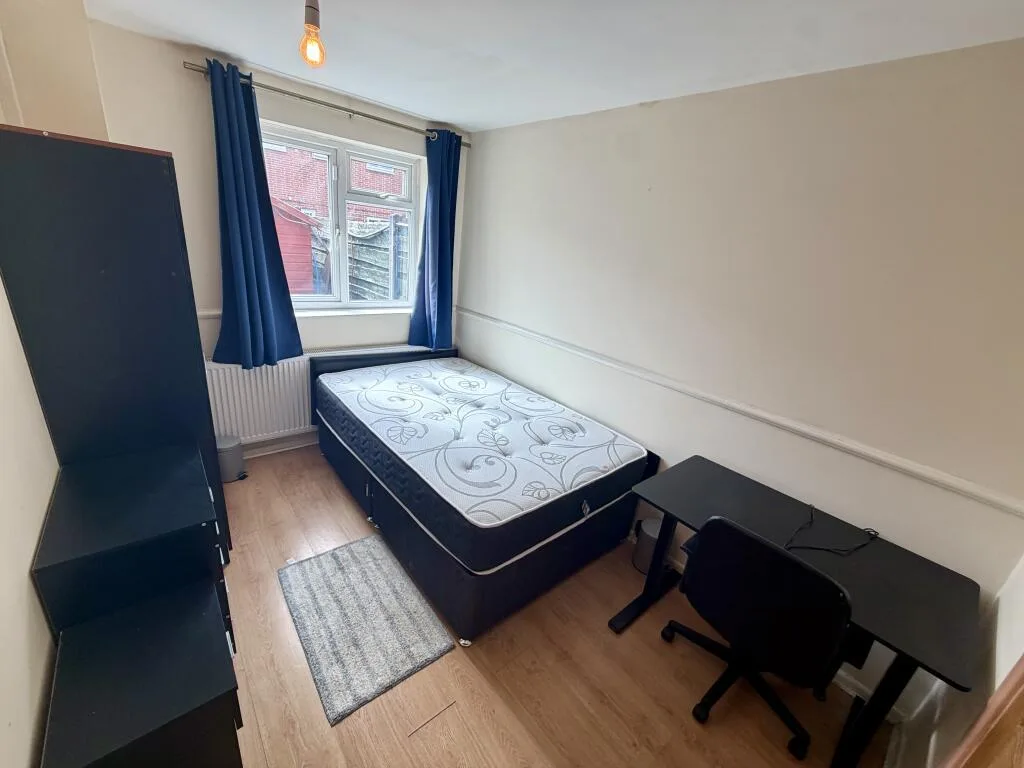 3 bedroom semi-detached house for rent