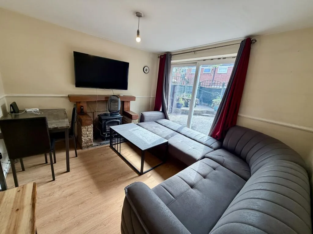 3 bedroom semi-detached house for rent