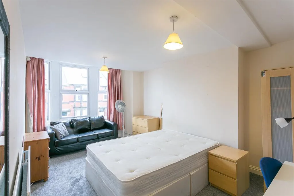 6 bedroom maisonette for rent
