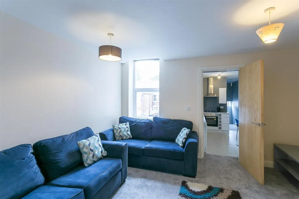 6 bedroom maisonette for rent
