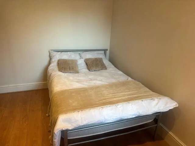 6 bedroom semi-detached house for rent