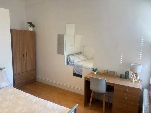 6 bedroom semi-detached house for rent