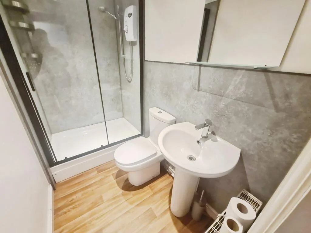 6 bedroom semi-detached house for rent