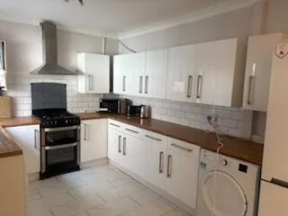 6 bedroom semi-detached house for rent