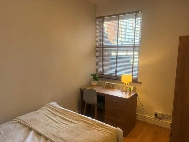 6 bedroom semi-detached house for rent