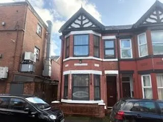 6 bedroom semi-detached house for rent