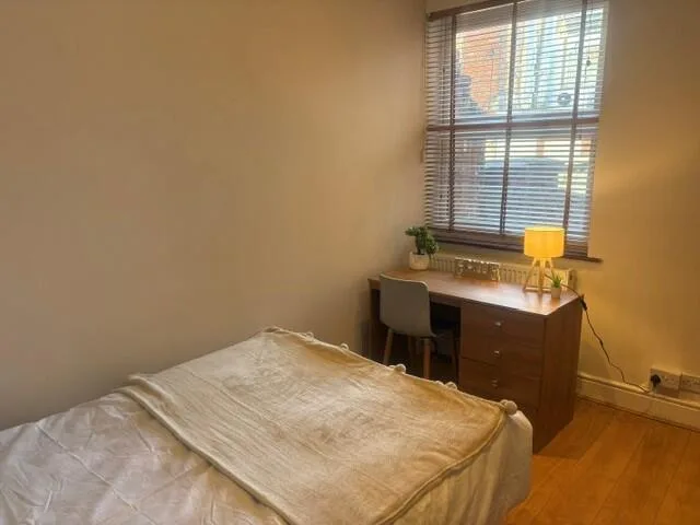 6 bedroom semi-detached house for rent