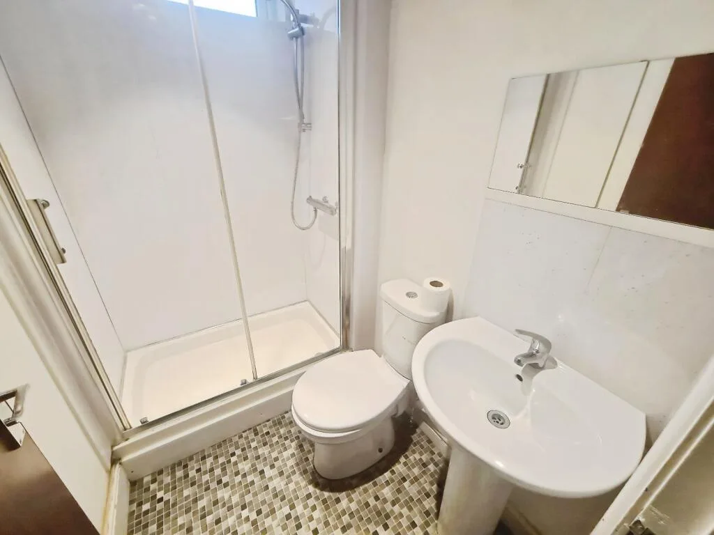 6 bedroom semi-detached house for rent