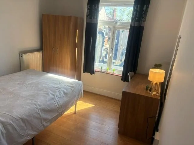 6 bedroom semi-detached house for rent