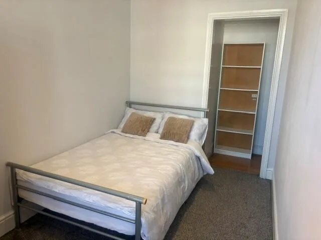 6 bedroom semi-detached house for rent