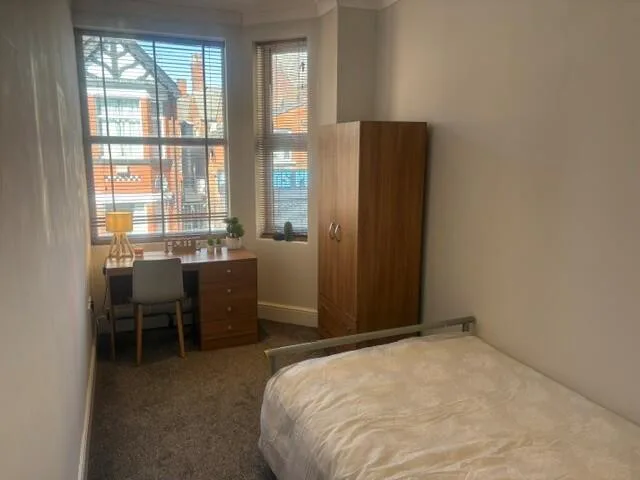 6 bedroom semi-detached house for rent