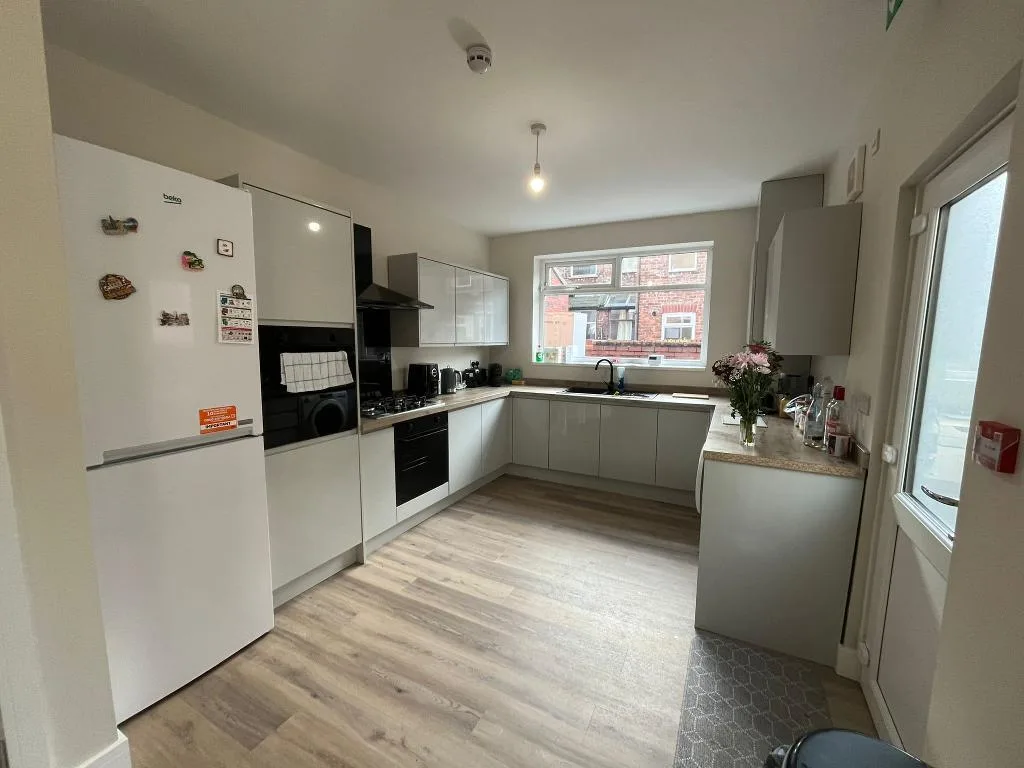 6 bedroom terraced house for rent