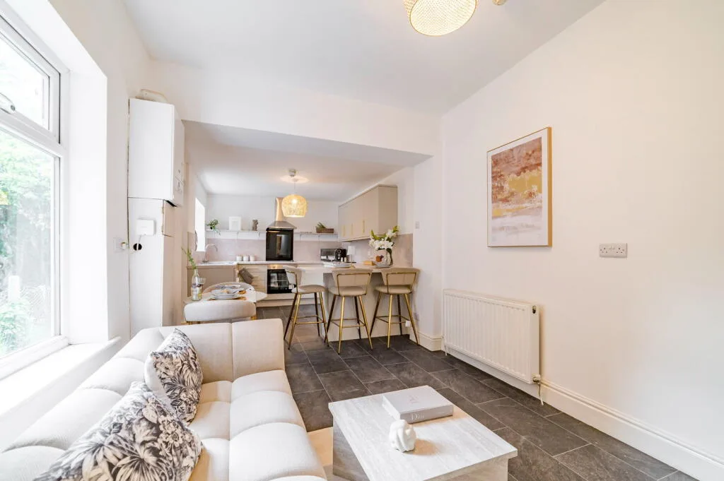 6 bedroom semi-detached house for rent