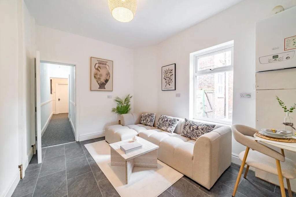 6 bedroom semi-detached house for rent