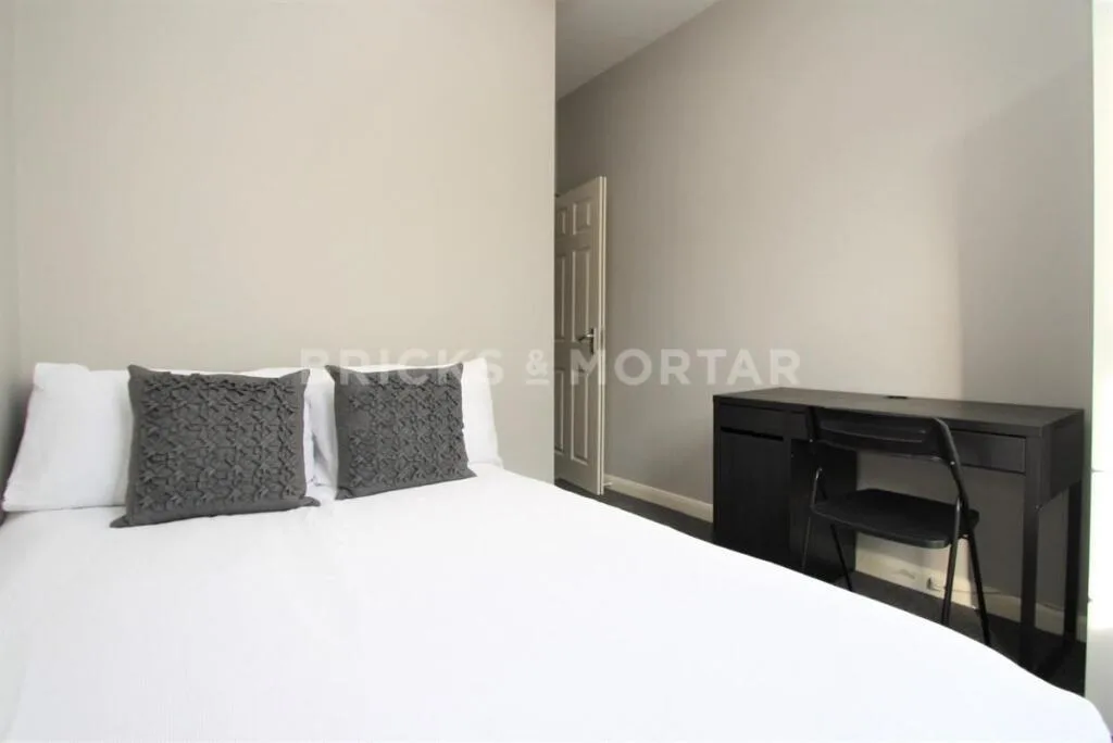 6 bedroom terraced house for rent