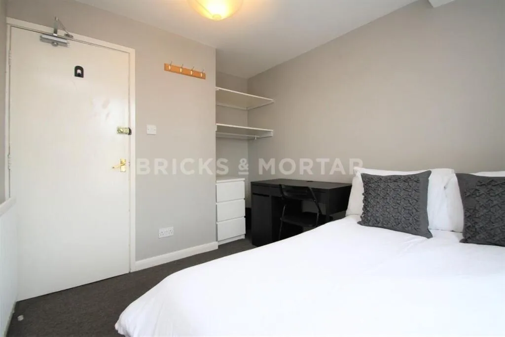 6 bedroom terraced house for rent