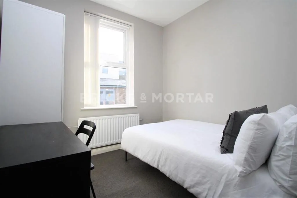 6 bedroom terraced house for rent