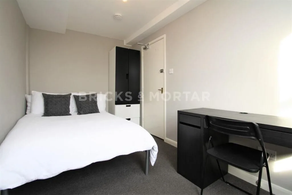 6 bedroom terraced house for rent