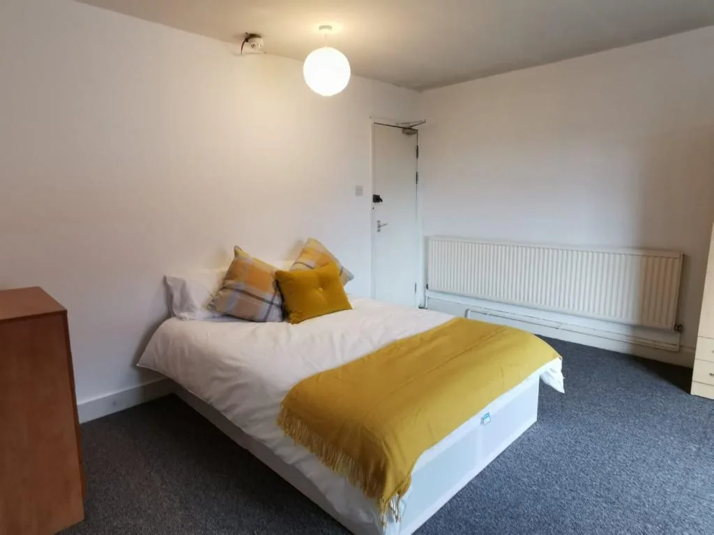 5 bedroom flat for rent