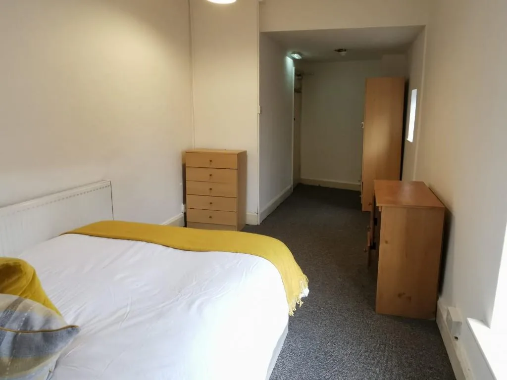 5 bedroom flat for rent