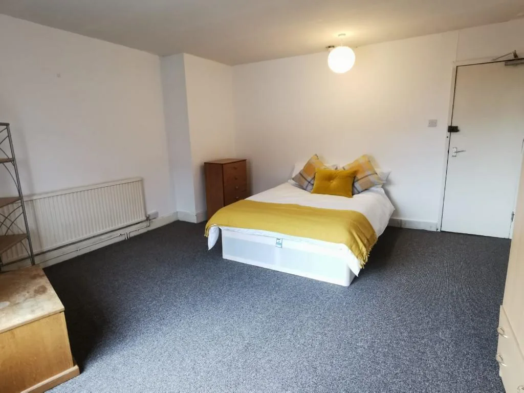 5 bedroom flat for rent