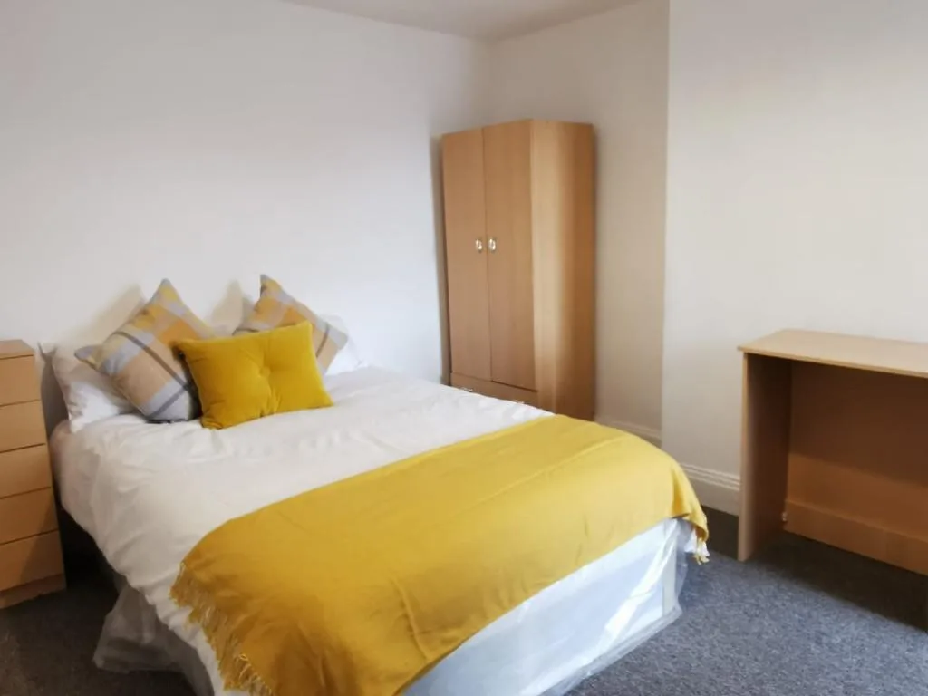 5 bedroom flat for rent
