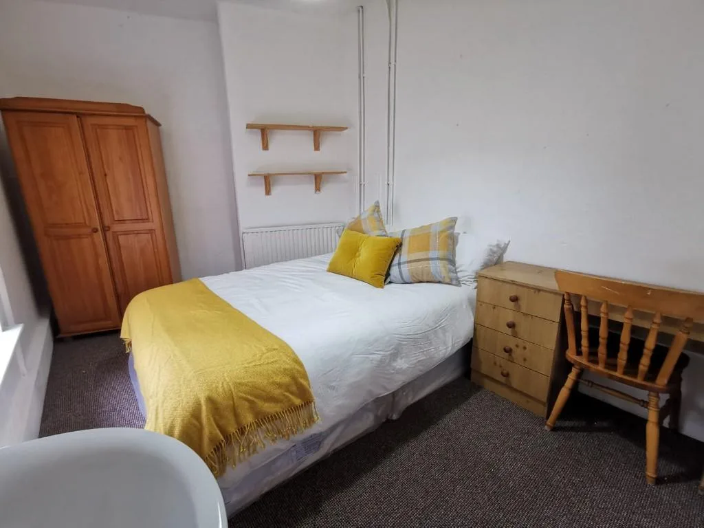 5 bedroom flat for rent