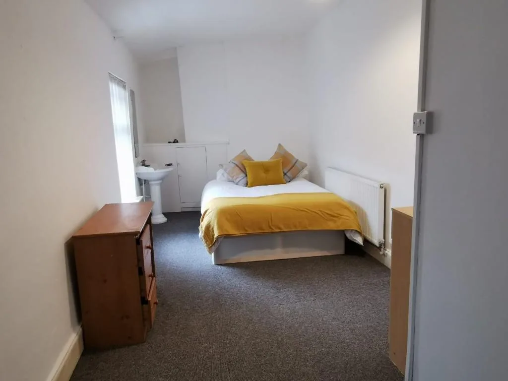 5 bedroom flat for rent