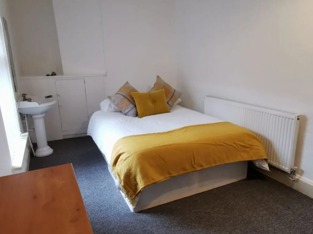 5 bedroom flat for rent
