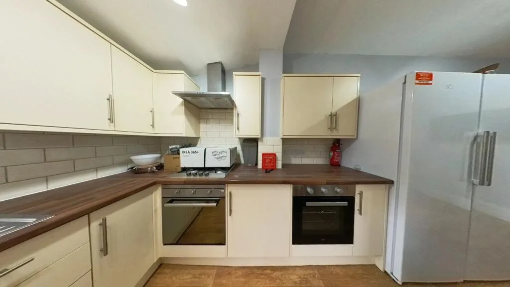 5 bedroom semi-detached house for rent