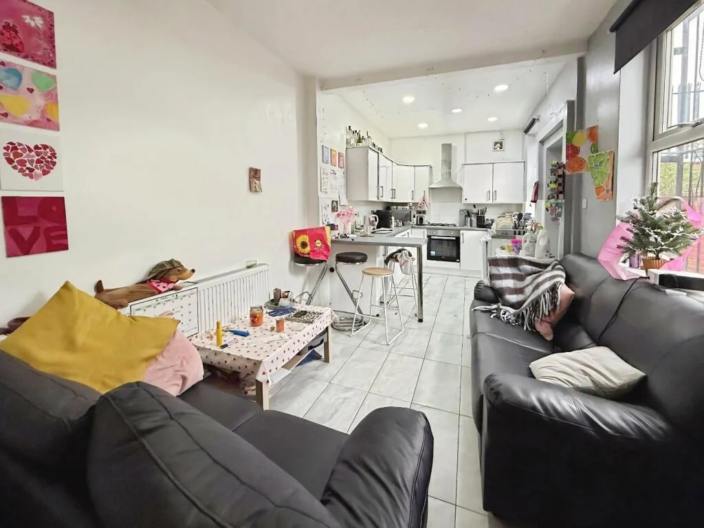 5 bedroom end of terrace house for rent