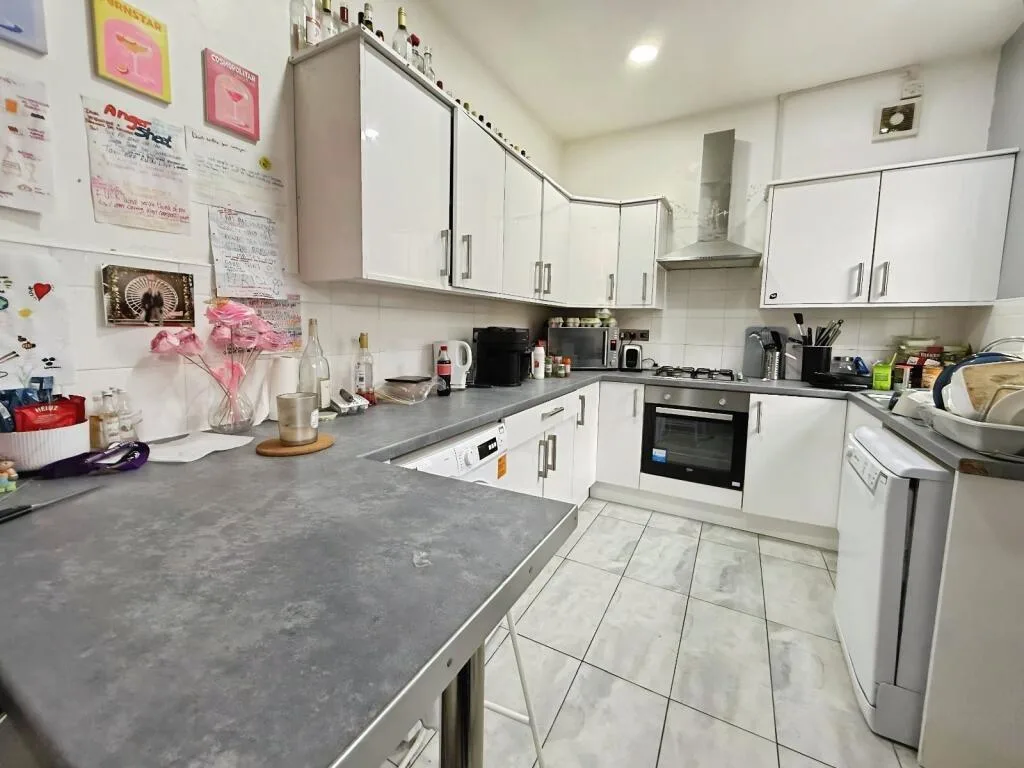 5 bedroom end of terrace house for rent