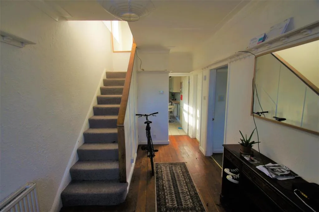 5 bedroom semi-detached house for rent