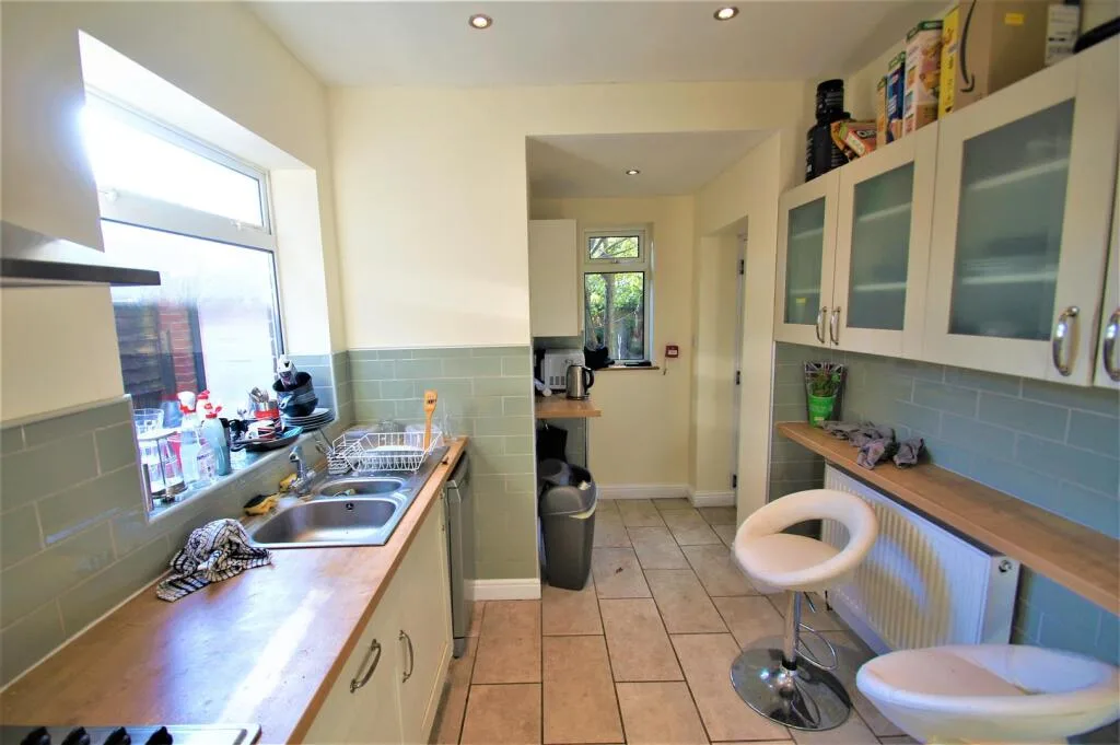 5 bedroom semi-detached house for rent